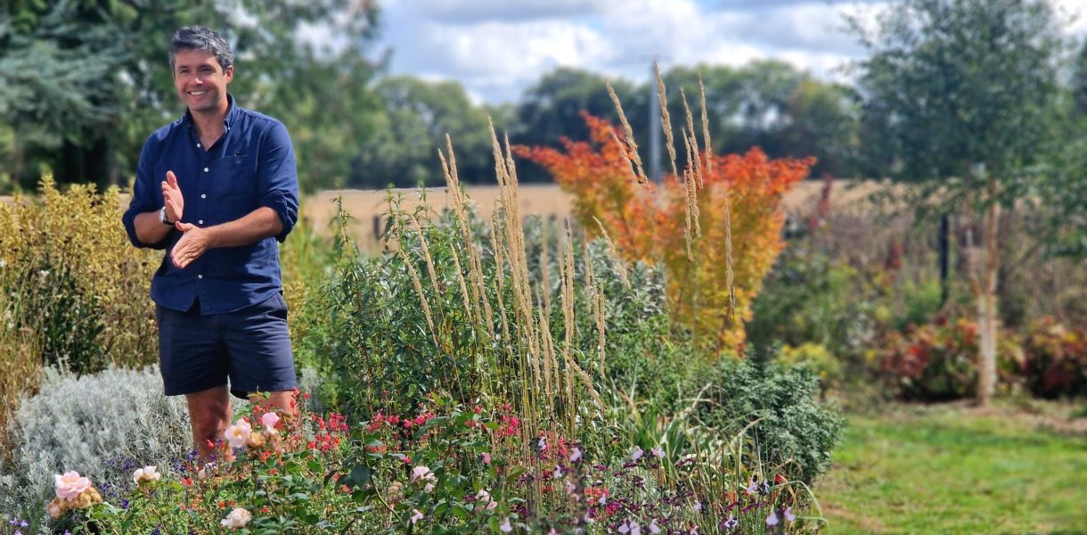 Guillaume Denis souriant dans un jardin